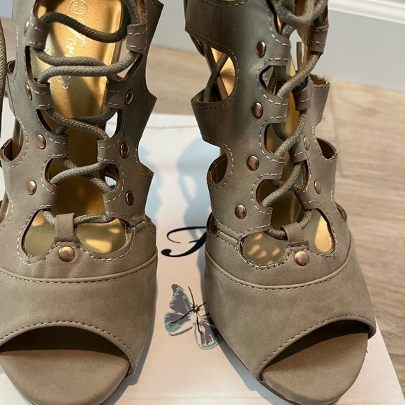 FOREVER Woman Taupe Nub With Laces Heels, Size 6.5 - Picture 6 of 6